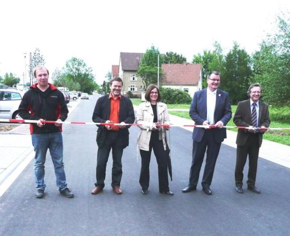 Bürgermeister Matthias Guderjan mit Teilnehmer an der Einweihung Industriestraße